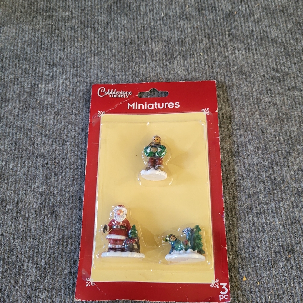 Cobblestone Corners Winter Village minatures NEW
